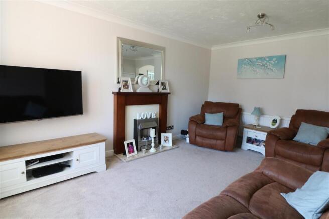 LIVING ROOM.JPG