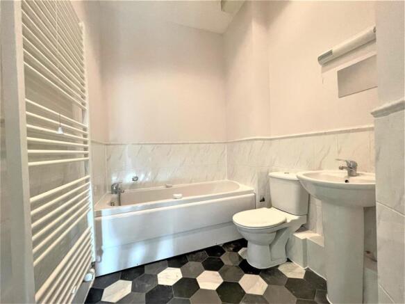 family bathroom 2.jpg