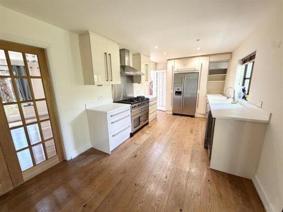 4 bed Detached for sale Image 5
