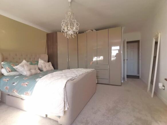 4 bed Detached for sale Image 9