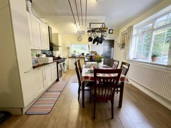 4 bed House for sale Image 5