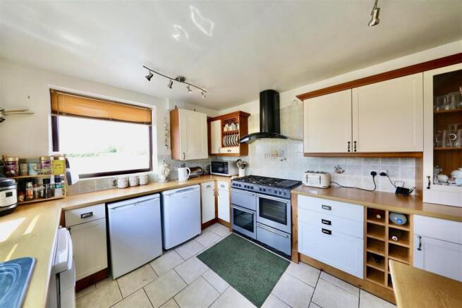 5 bed Semi-Detached for sale Image 10