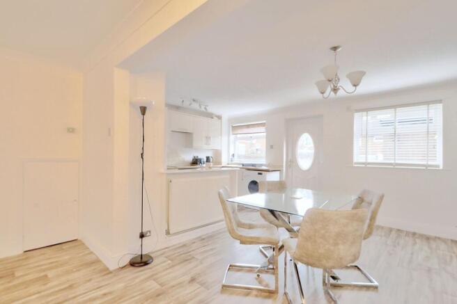 3 bed Terraced to rent Image 6