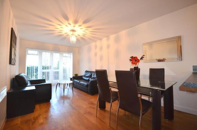 Lounge/Dining Area