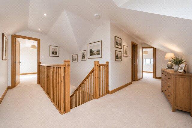 5 bed Detached for sale Image 9