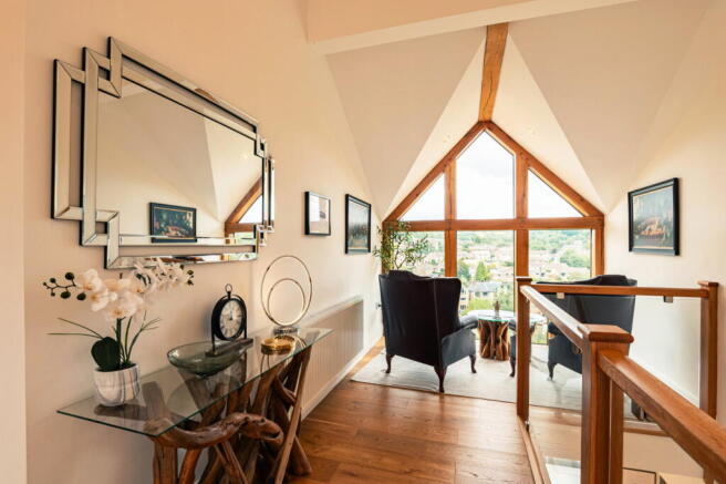 5 bed Detached for sale Image 4