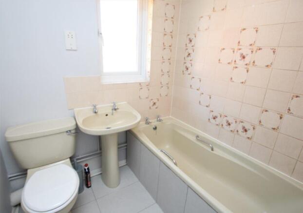 6 Russell Road bathroom