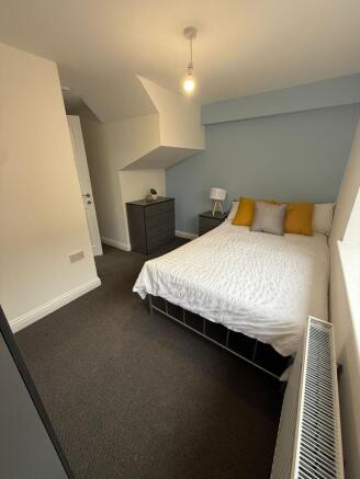 Bright, well-presented bedroom with a comfy dou...