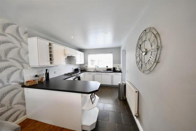 3 bed Semi-Detached for sale Image 8