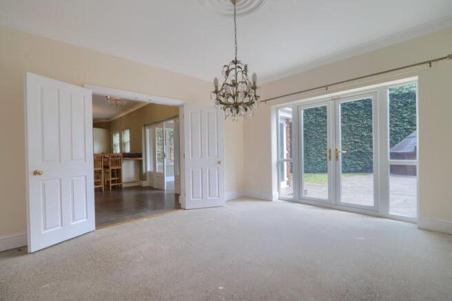 5 bed Detached for sale Image 9