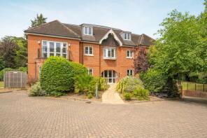 Flat 7, Chasemount, Snows Ride, Windlesham GU20 6LN