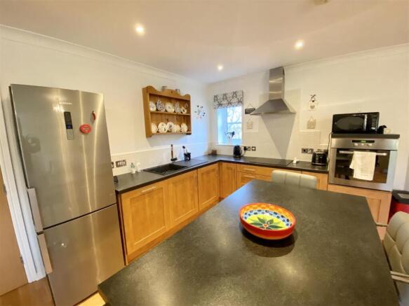 2 bed Apartment to rent Image 6
