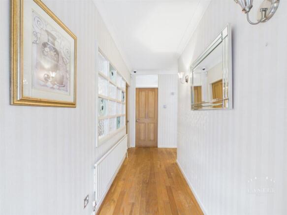 L SHAPED ENTRANCE HALLWAY