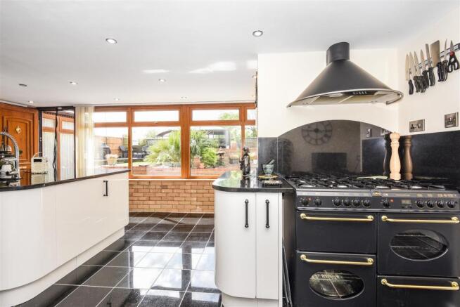 KITCHEN/BREAKFAST ROOM
