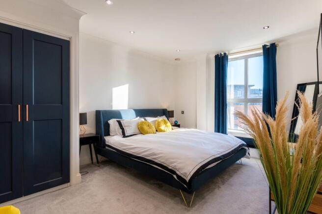 2 bed Penthouse to rent Image 7