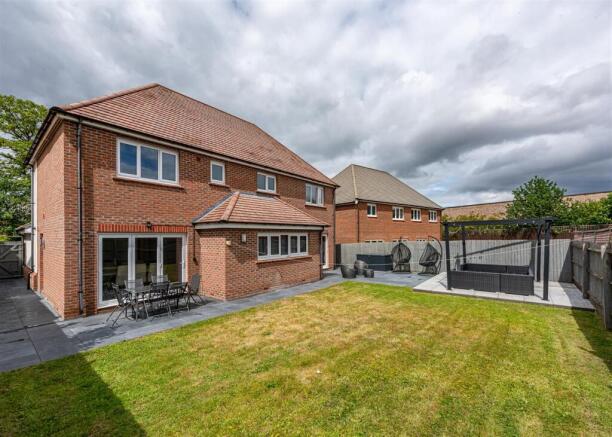 6 Pickwick Gardens-garden4.jpg