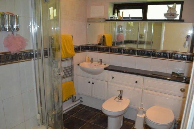 MASTER ENSUITE 