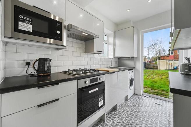 RCLR- 28 chitern gardens- kitchen 3_1.jpg