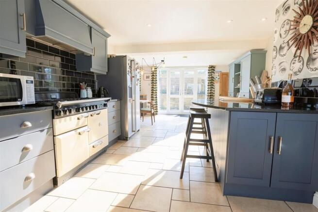 4 bed Semi-Detached for sale Image 9