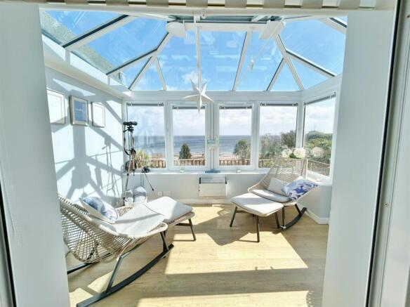 Sun lounge