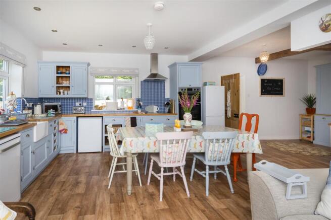 3 bed Semi-Detached for sale Image 6