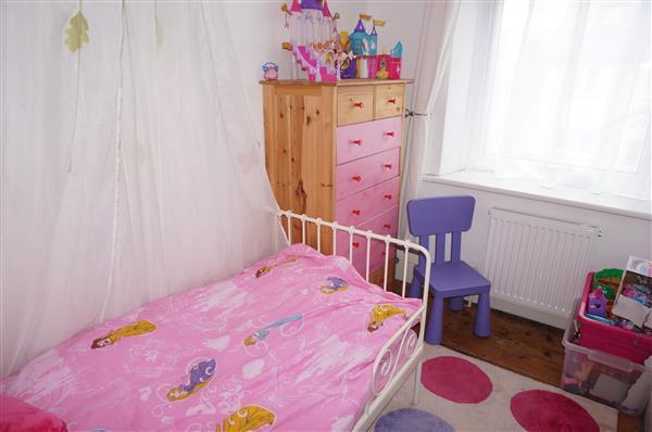 FRONT BEDROOM 4 :