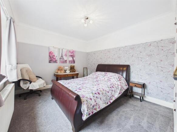 5 bed Detached for sale Image 9