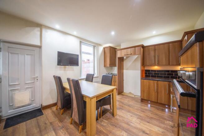 KITCHEN/DINING ROOM