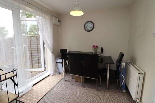 2 bed Terraced to rent Image 4