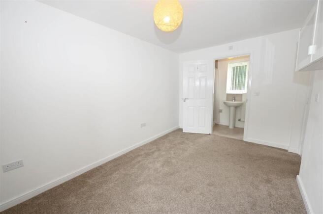 4 bed Detached for sale Image 11