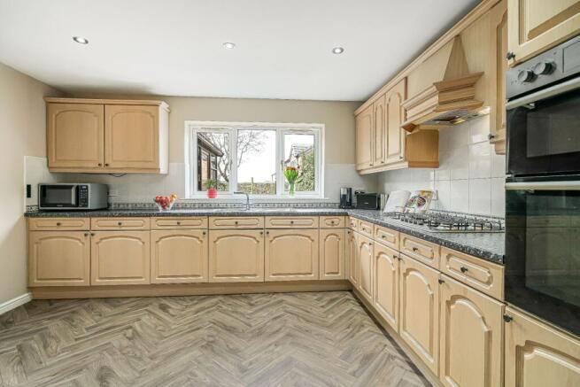 4 bed Detached for sale Image 11