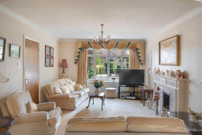 5 bed Detached for sale Image 5