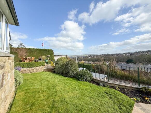 5 bed Detached for sale Image 8