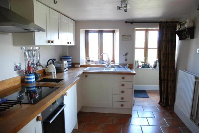 KITCHEN LEADING TO R