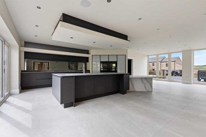 5 bed Detached for sale Image 12