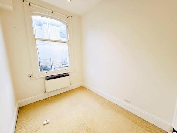 3 bed Flat for sale Image 7