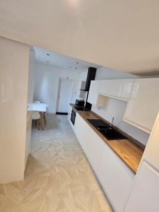 1 bed House Share to rent Image 9