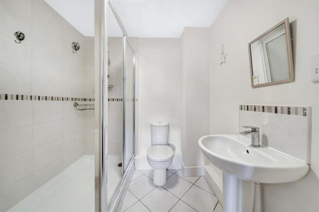 MASTER EN-SUITE