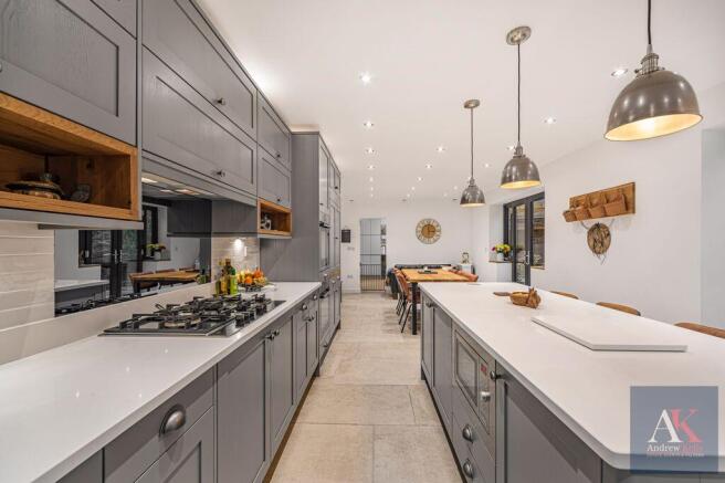 5 bed Detached for sale Image 6