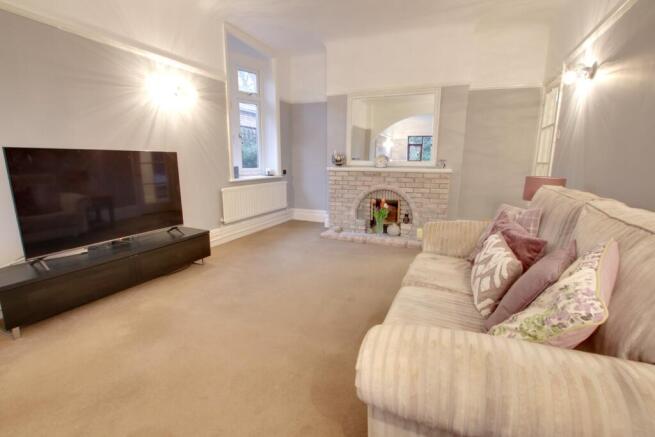 LOUNGE/SITTING ROOM
