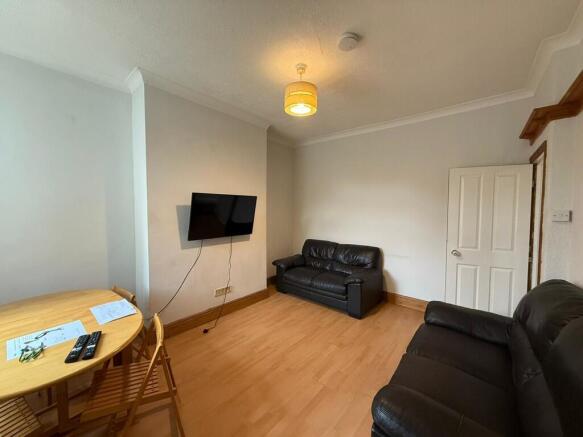 4 bed Terraced to rent Image 5