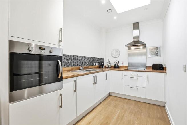 Mickleham Gardens, Cheam photo 3