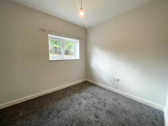 10 bed Detached to rent Image 8