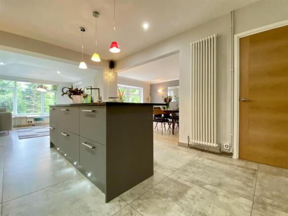 5 bed Detached to rent Image 12