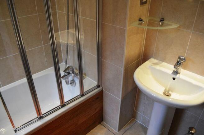 EN-SUITE BATHROOM