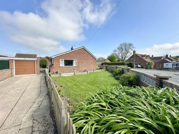 driveway and garden to side.JPEG