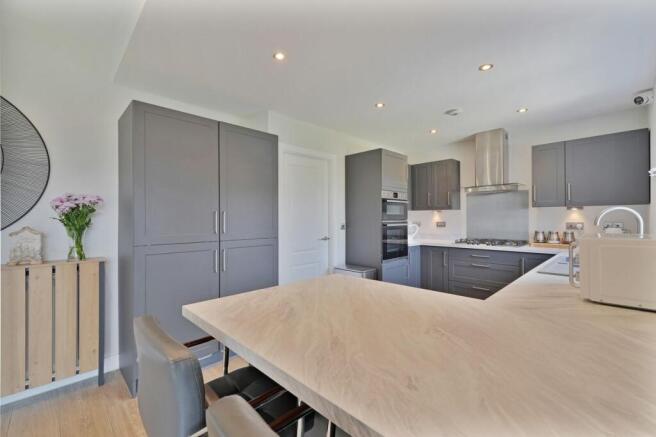 5 bed Detached for sale Image 11