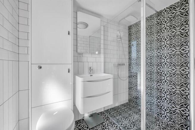 EN SUITE BATHROOM