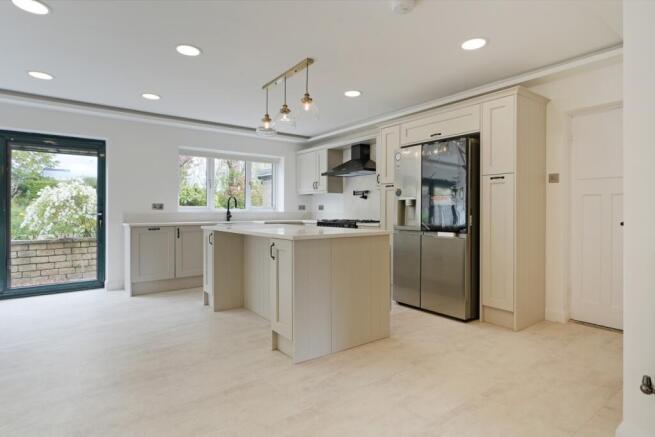 4 bed Detached to rent Image 5
