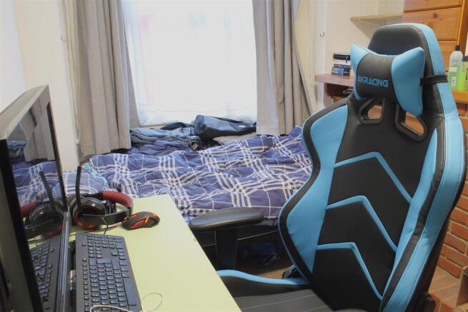 4 Love Lane bed 1.JPG